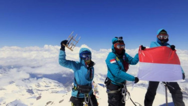 Pendaki mahasiswi Bandung menancapkan bendera Merah Putih dan memainkan angklung