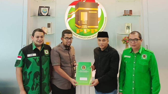 Putra Haji Lulung, Guruh Tirta Lunggana terima SK dari Sekjen PPP Arwani Tomafi.