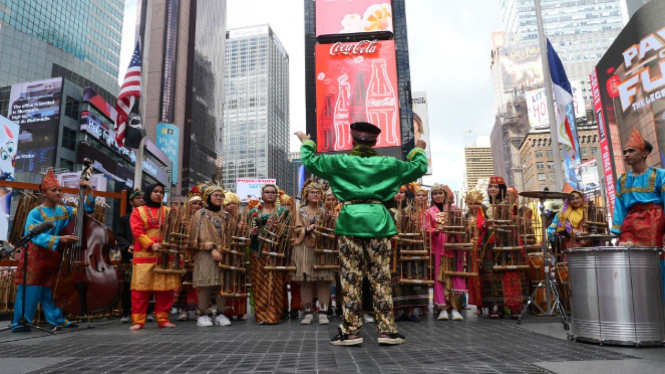  Tim Angklung Indonesia Hibur Turis di Times Square New York  