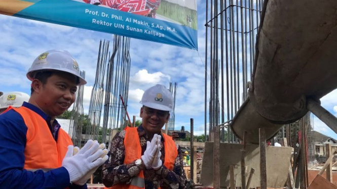 Wakil Menteri Keuangan Suahasil Nazara (kanan) bersama Rektor UIN Sunan Kalijaga Phil Al Makin (kiri) saat meresmikan pembangunan Gedung Kuliah Bersama UIN Sunan Kalijaga yang dibiayai SBSN atau Sukuk Negara.