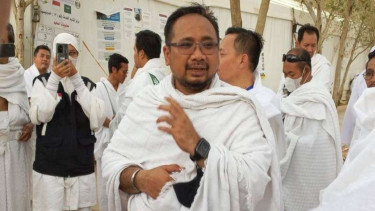 Menag Yaqut saat bersama jemaah haji di Arafah