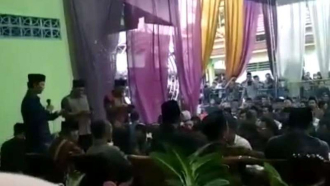 Secreenshot orasi menyemangati santri dan jemaah di Pesantren Shiddiqiyah, Jomba