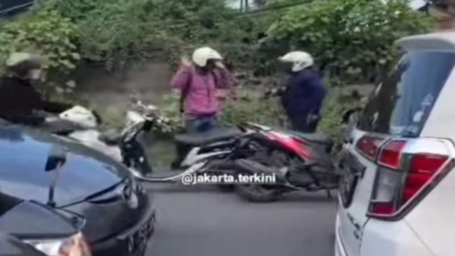 Tangkapan layar pria todongkan senjata api
