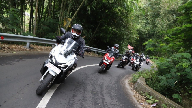 Mengendarai motor matik