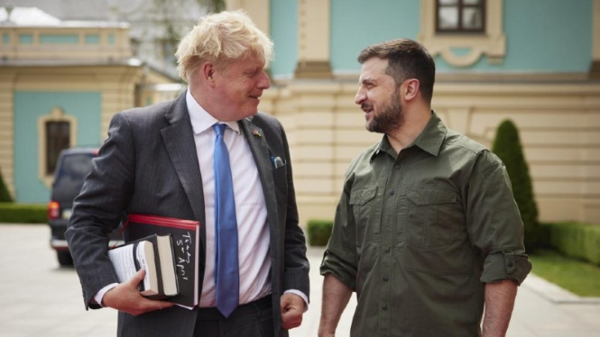 PM Inggris, Boris Johnson, bersama Presiden Ukraina, Volodymyr Zelensky.