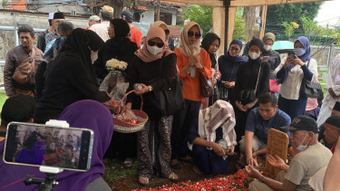Pemakaman Rini S Bon Bon
