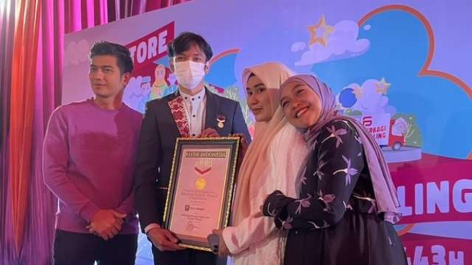 Istri Putra Siregar Menerima Penghargaan MURI