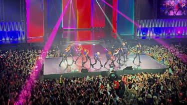 Konser grup The Boyz di Tennis Indoor Senayan GBK