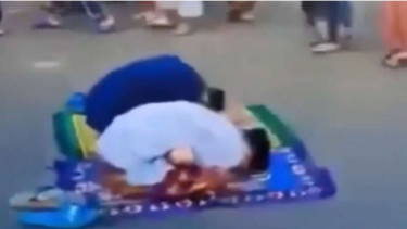 Dua pria tertidur saat salat Ied