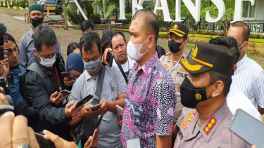 Direskrimum Polda Jatim, Kombes Totok Suharyanto (batik).
