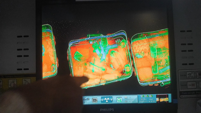 x-ray memperlihatkan botol berisi air zamzam di koper jemaah.