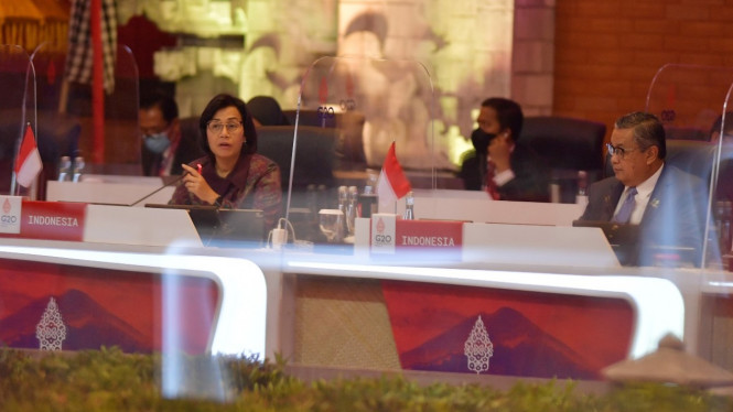 Menteri Keuangan Sri Mulyani Indrawati (kiri) bersama Gubernur Bank Indonesia Perry Warjiyo (kanan) menyampaikan sambutan pembukaan Pertemuan Menteri Keuangan dan Gubernur Bank Sentral (FMCBG) G20 di Nusa Dua, Bali, Jumat 15 Juli 2022.