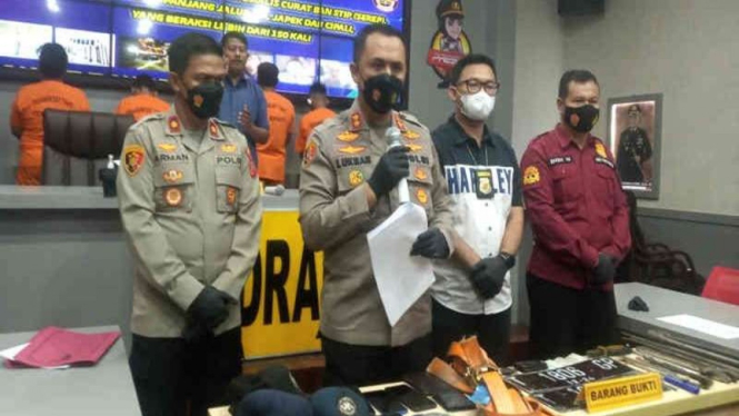 Kapolres Indramayu AKBP Lukman Syarif (kedua kiri)