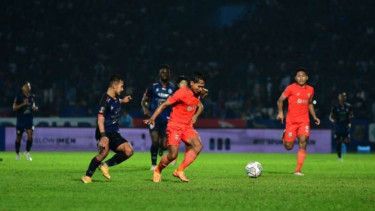 Pemain Arema FC Gian Zola berduel dengan Hendro Siswanto
