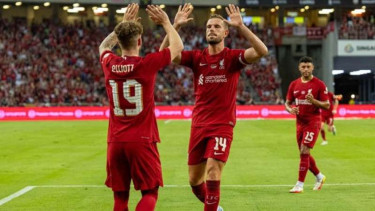 Pemain Liverpool, Jordan Henderson rayakan gol