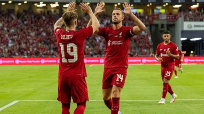 Pemain Liverpool, Jordan Henderson rayakan gol