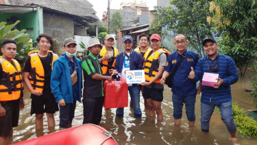Insan BRI menyalurkan bantuan masyarakat terdampak banjir