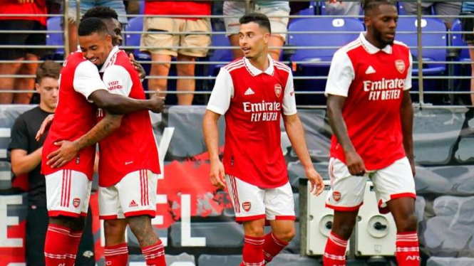 Pemain Arsenal rayakan gol ke gawang Everton.