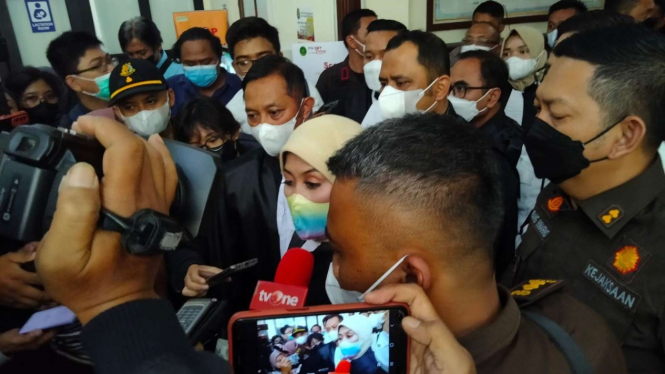 Kepala Kejati Jatim Mia Amiati diwawancara awak media, usai sidang Mas Bechi.