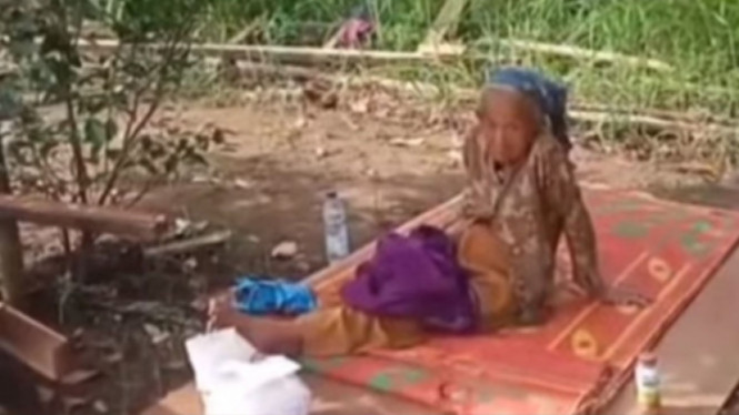 Nenek Julaiha dengan kondisi lemah diduga ditelantarkan oleh anak-anaknya