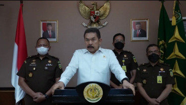 Direktur Penyidikan Jaksa Agung Muda Bidang Tindak Pidana Khusus menetapkan 5 (lima) orang Tersangka terkait dengan Perkara Dugaan Tindak Pidana Korupsi oleh PT Krakatau Steel. 