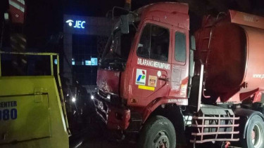 Truk tangki Pertamina yang terlibat kecelakaan maut di Cibubur dievakuasi.