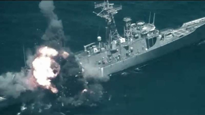 VIVA Militer: Kapal perang USS Rodney M. Davis (FFG-60), hancur