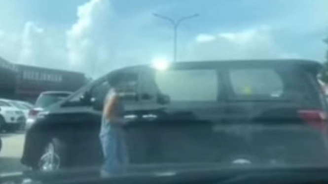 Viral aksi ibu-ibu melempar kembali sampah yang dibuang sembarangan