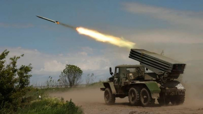 VIVA Militer: Sistem Peluncur Multi Roket (MLRS) BM-21 Grad militer Rusia