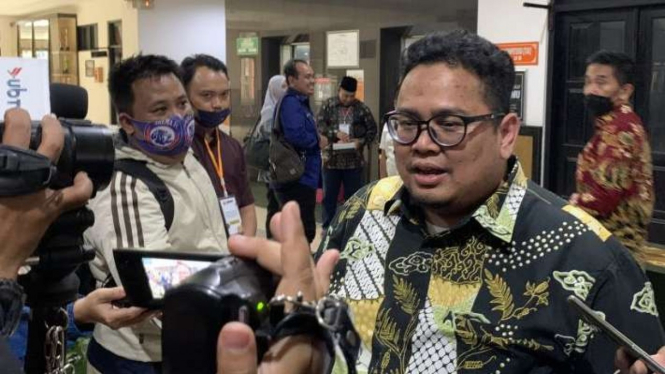 Ketua Badan Pengawas Pemilihan Umum (Bawaslu) Rahmat Bagja memberikan keterangan kepada media usai mengikuti Sarasehan Kebangsaan di Universitas Brawijaya, di Kota Malang, Jawa Timur, Selasa, 19 Juli 2022.