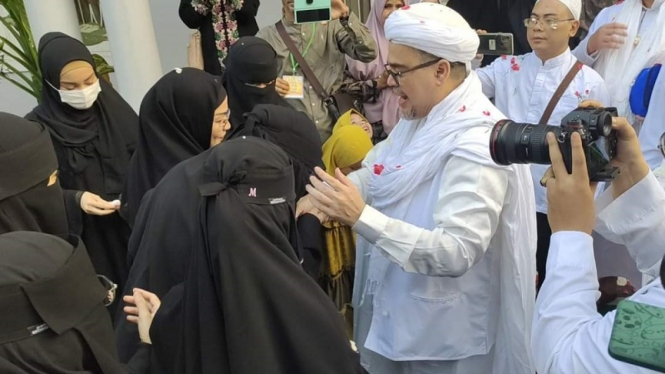 Habib Rizieq bebas disambut keluarga di Petamburan