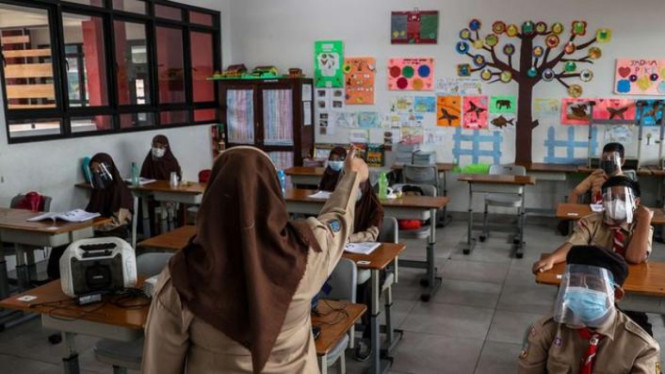 Proses belajar mengajar di sekolah (dok.kompas.com)