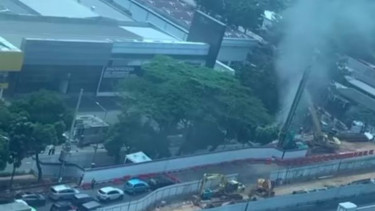 Pipa gas bocor di jalan MT Haryono Cawang.