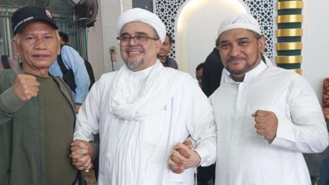 Mantan pemimpin FPI Muhammad Rizieq Shihab bersama Koordinator Humas Persaudaraan Alumni 212 Novel Bamukmin usai konferensi pers usai pembebasan bersyarat Rizieq Shihab, di Petamburan, Jakarta, Rabu, 20 Juli 2022.