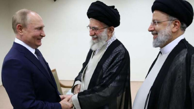 Presiden Rusia Vladimir Putin dan Presiden Iran Ebrahim Raisi (kanan)