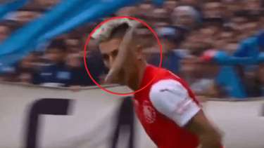 Pemain Independiente, Leandro Fernandez kena lemparan ikan