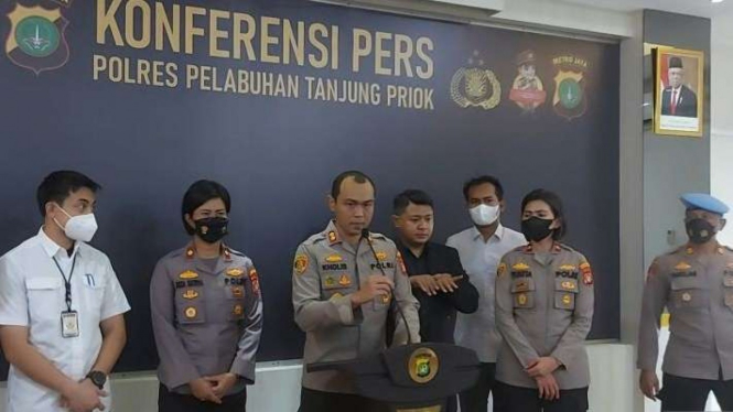 Kapolres Pelabuhan Tanjung Priok AKBP Putu Kholis Aryana (tengah).