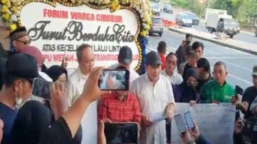 Warga Cibubur tabur bunga di lokasi kecelakaan maut truk Pertamina.