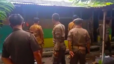 Satpol PP menertibkan warung lesehan yang jadi tempat mesum di Kabupaten Deli Se