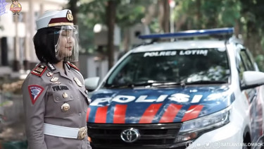 AKP Rita Yuliana bersama mobil Patwal