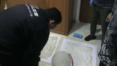 Kepala BNN mengecek bahan narkoba yang diolah jadi sabu