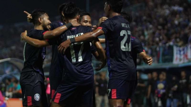 Pemain Arema FC rayakan gol.