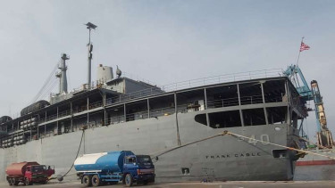 Kapal perang AS USS Frank Cable sedang berlabuh di Tj Priok, Jakarta