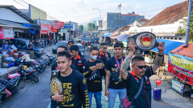 Juara Interim Kelas Bulu Yudi Cahyadi Diarak Keliling Kota Sumedang Jawa Barat