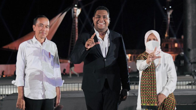 Momen Andmesh Kamaleng berpose bersama Presiden Joko Widodo dan Ibu Negara