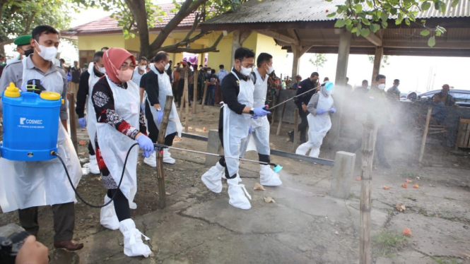 Mentan SYL meninjau pelaksanaan vaksinasi penyakit mulut dan kuku (PMK) di Kabupaten Grobogan.