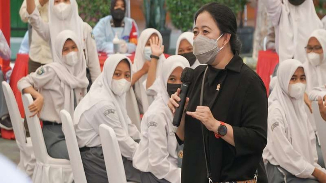 Ketua DPR, Puan Maharani, saat meninjau aktivitas siswa di sekolah.