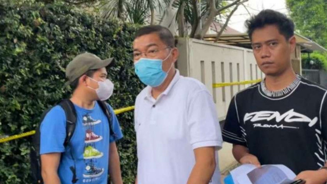 Pengacara Brigadir J, Johnson Panjaitan mendatangi rumah Irjen Ferdy Sambo.