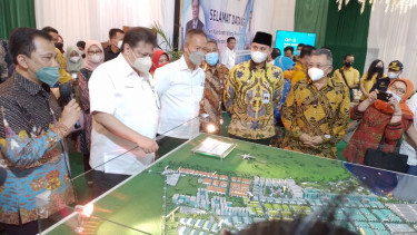 Menko Perekonomian Airlangga Hartarto saat kunjungi KEK Kendal.