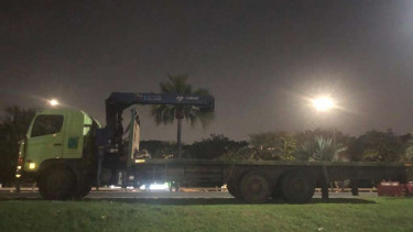 Truk terparkir di Bandara Soetta.